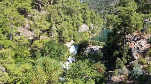 Yemyeşil ormanı, dik yamaçları, masmavi suları ve tarihi yapılarıyla saklı cennet ’Karanlıkdere Kanyonu’
