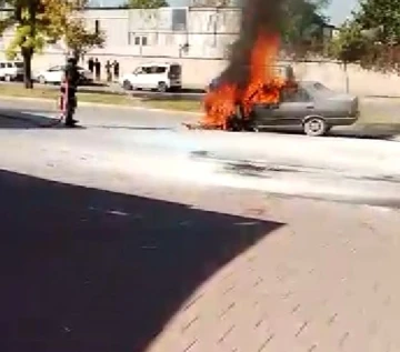 Yeni sahibine götürdüğü otomobil seyir halindeyken alev topuna döndü
