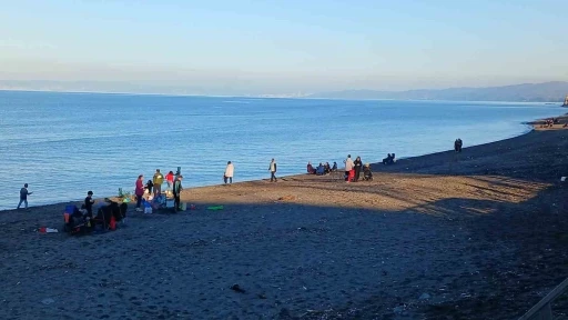 Yeni yılın ilk gününde vatandaşlar kumsallara indi
