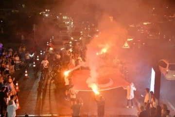 Yenişehir'de, zaferin coşkusunu sokaklara taşıdı