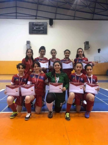 Yenişehir Ortaokulu Kız Futsal Takımı namağlup tamamladı
