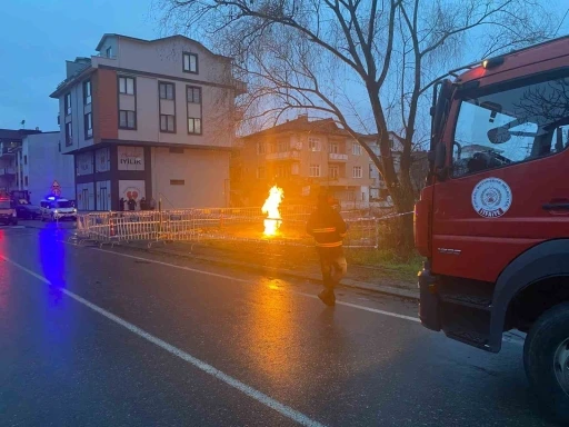 Yer altından çıkan metan gazı alev aldı, saatlerdir sönmüyor
