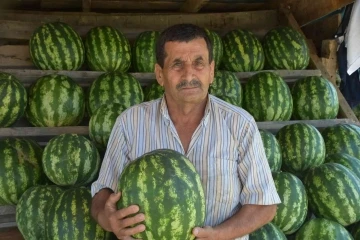 Yetiştirdiği organik karpuzları yol kenarında satıyor
