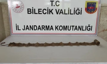 Yılan derisi üzerine yazılmış dini eser ele geçirildi
