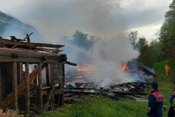 Yıldırım yangına sebep oldu, 2 ev küle döndü