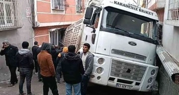 Yokuş aşağı kayan kum yüklü kamyon evin içine girdi