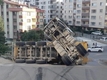 Yokuşu çıkmaya çalışan hafriyat kamyonu devrildi, faciadan dönüldü
