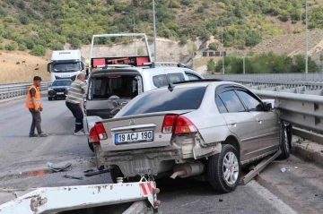 Yol çalışması nedeniyle trafiğin tek şeritten verildiği viyadükte kaza: 5 yaralı

