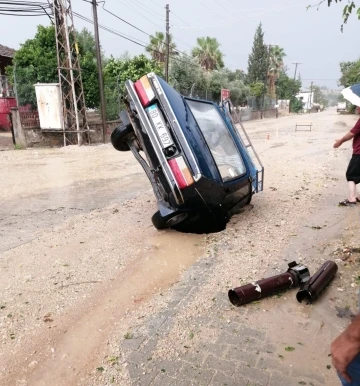 Yol çöktü, otomobil içine düştü
