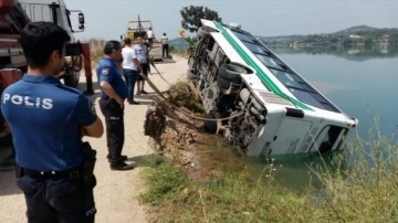 Yol çöktü, özel halk otobüsü göle devrildi