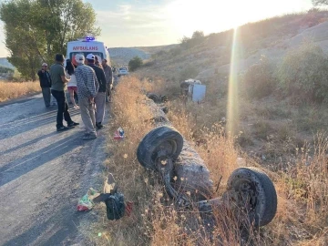 Yol kenarına uçan aracın tekerlekleri koptu: 2 yaralı
