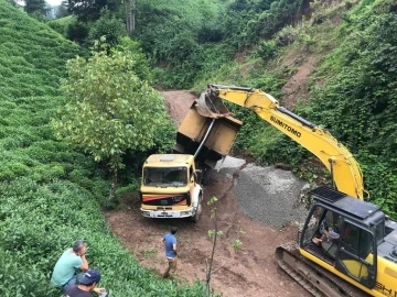 Yola devrilen kamyonu kaldırmak için yoğun uğraş verdiler
