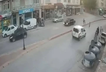 Yola fırlayan çocuğa aracın çarpması kamerada
