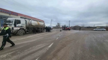 Yolcu dolu minibüs vidanjöre çarptı, 12 kişi yaralandı
