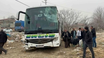 Yolcu otobüsü traktörle çarpıştı, ardından tarlaya girdi
