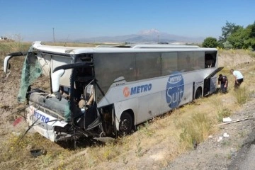 Yolcu otobüsü yoldan çıktı: 1'i ağır 17 yaralı