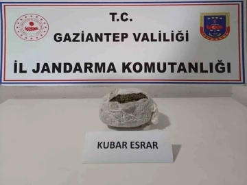 Yolcu otobüsündeki valizde 1,5 kilo esrar ele geçirildi
