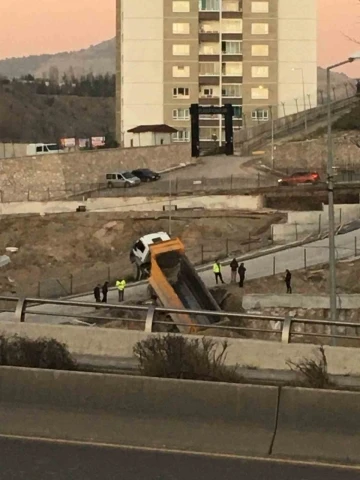 Yoldan çıkan kamyon askıda kaldı
