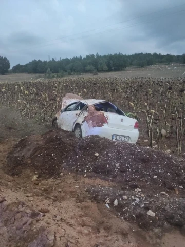 Yoldan çıkan otomobil boş tarlada takla attı: 3 kişi yaralandı
