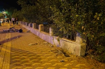 Yoldan çıkan otomobil, kaldırımda bisiklet süren gençlere çarptı: 2 yaralı
