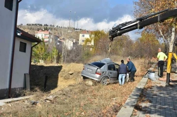 Yoldan çıkan otomobil şarampole uçtu: 2 yaralı
