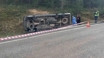 Yoldan çıkan pikap şarampole devrildi: 1 ölü, 1 yaralı
