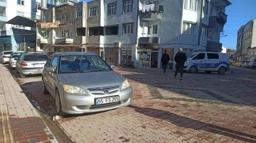 Yolun karşısına geçmekte olan yayanın ayağının üstünden otomobil geçti
