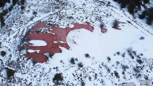 Yozgat’ta kar altındaki dev Türk Bayrağı havadan görüntülendi
