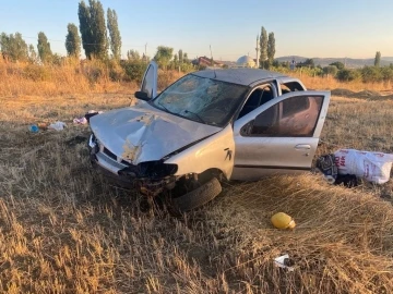 Yozgat’ta kontrolden çıkan otomobil tarlaya devrildi: 2 yaralı
