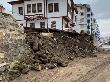 Yozgat’ta şiddetli yağış nedeniyle istinat duvarı çöktü
