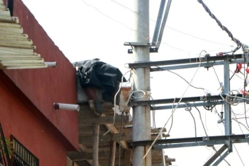 Yüksek gerilim hattı tellerinden akıma kapılan elektrik ustası öldü