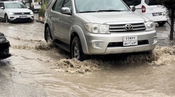 Yüksekova’da caddeler göle döndü, araçlar suya gömüldü
