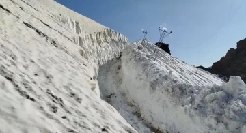 Yüksekova’da haziran ayında 8 metrelik kar tünelleri
