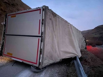 Yüksekova’da tır devrildi, sürücü yaralandı
