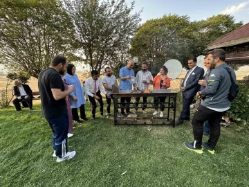 Yüksekovalı öğretmenler kurul toplantısını masa başında değil, mangal başında yaptı
