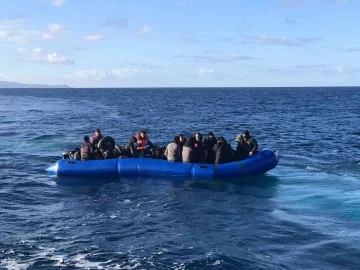 Yunan unsurları tarafından ölüme terk edilen 35 kaçak göçmen kurtarıldı
