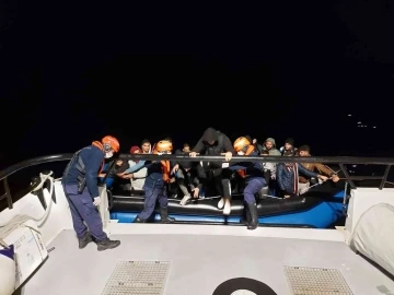 Yunanistan’ın ittiği 33 düzensiz göçmen kurtarıldı

