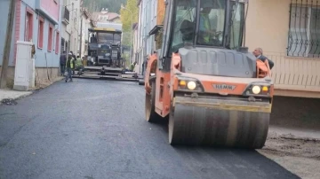 Yunus Emre Mahallesi’nde asfalt çalışması
