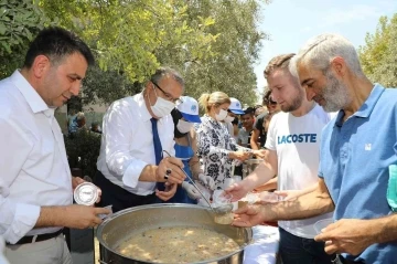 Yunusemre’den vatandaşa 6 noktada aşure ikramı
