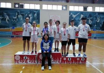 Yunusemreli badmintonculardan 23 Nisan turnuvasında 23 madalya
