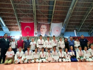 Yunusemreli judocular Ali Atmaca’yı 19 madalya ile andı
