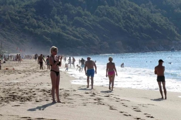 Yurtta soğuk hava etkili olurken Alanya’da deniz keyfi yaptılar
