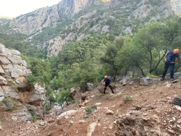 Yürüyüşe çıktıkları ormanlık alanda yönlerini kaybedip dağlık alanda mahsur kaldılar
