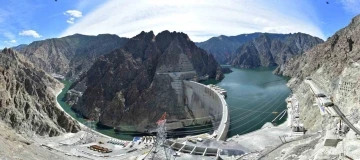Yusufeli Barajı’nda türbinler elektrik test üretimi için dönmeye başladı

