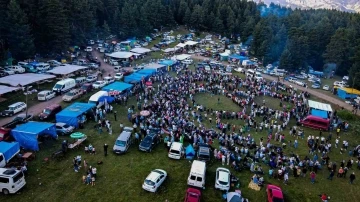 Yüzlerce insanın katıldığı Gevrek Festivalinde horonun muhteşem uyumu havadan görüntülendi
