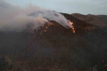 Yüzlerce kişiyi evinden eden yangın havadan görüntülendi

