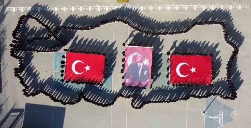 Yüzlerce öğrenci Cumhuriyet Bayramı için Türkiye haritası oluşturdu
