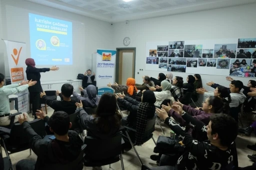 Zeytinburnu’nda gençlere artı 1 yazan seminer: ‘İletişim Çağında Hayat Dersleri’
