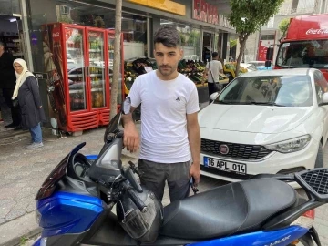 Zeytinburnu’nda taksici, kendisine çarpan motosikletliyi ezmeye kalktı: O anlar kamerada
