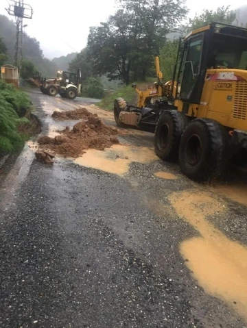 Zonguldak’ta heyelan nedeniyle yol trafiğe kapandı
